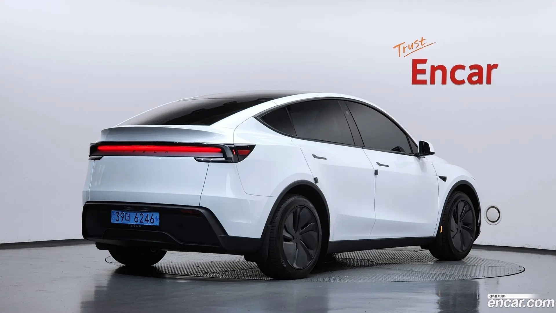 Main__Slider__Photo:Model Y Tesla 2025.10-1
