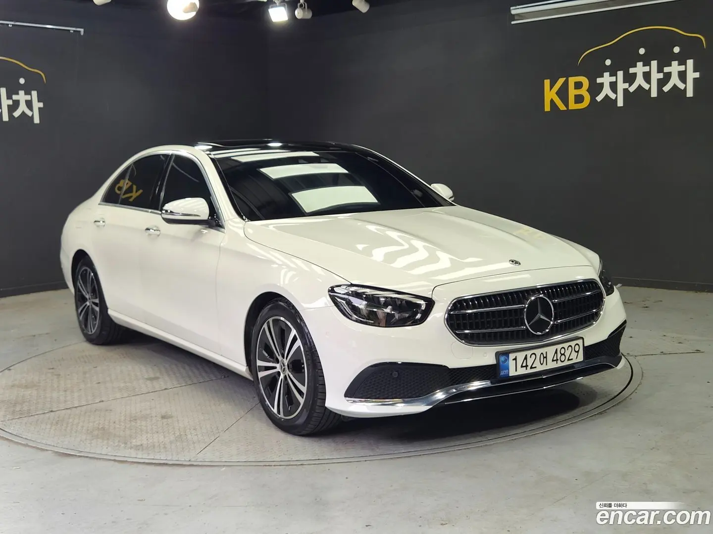 Main__Slider__Photo:E-Class Mercedes-Benz 2020.10-1