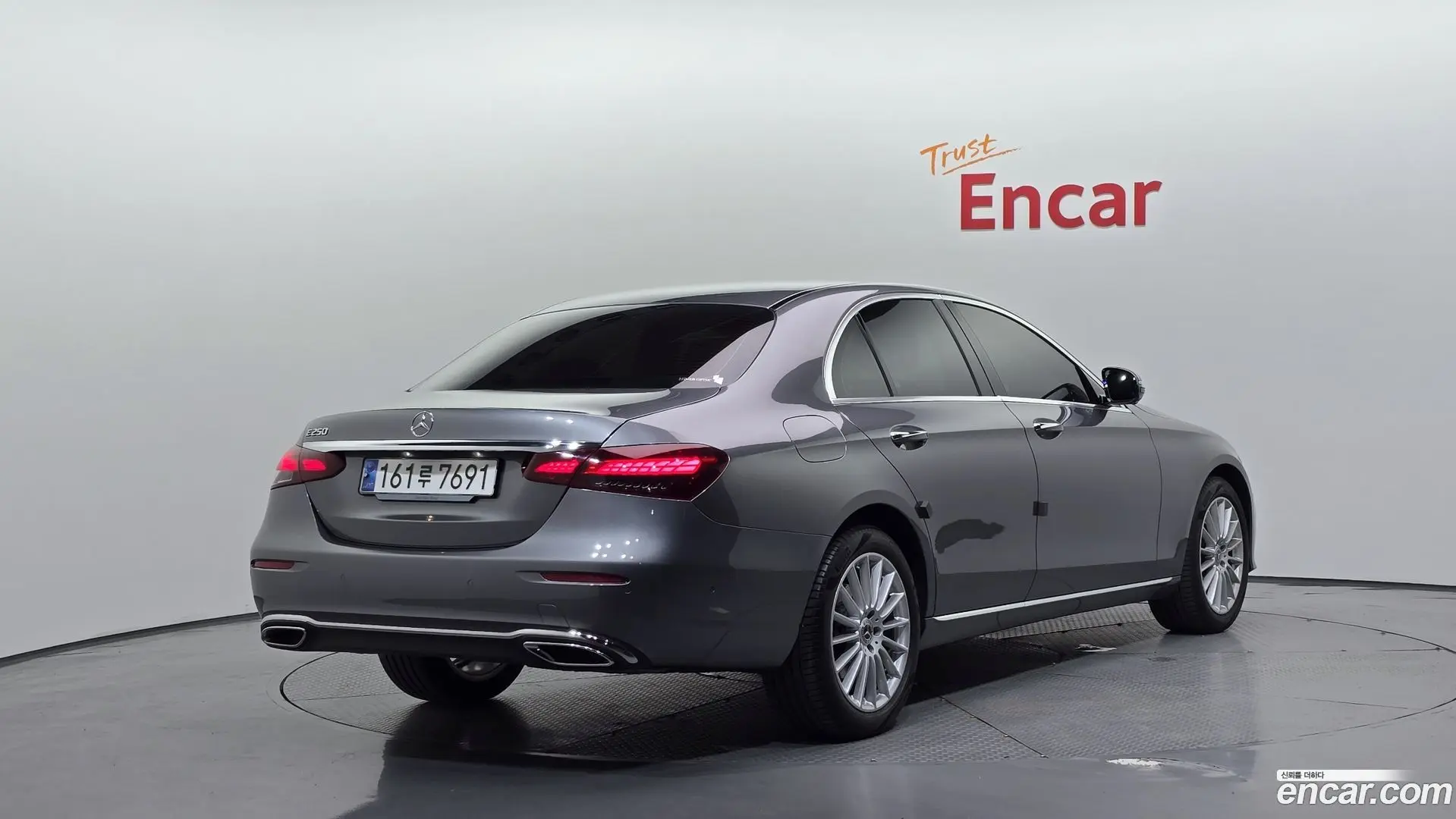 Main__Slider__Photo:E-Class Mercedes-Benz 2023.9-1