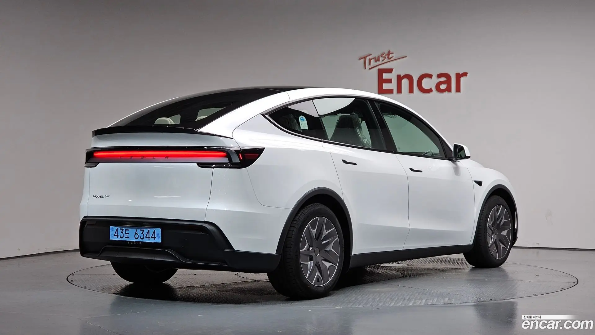 Main__Slider__Photo:Model Y Tesla 2026.8-1