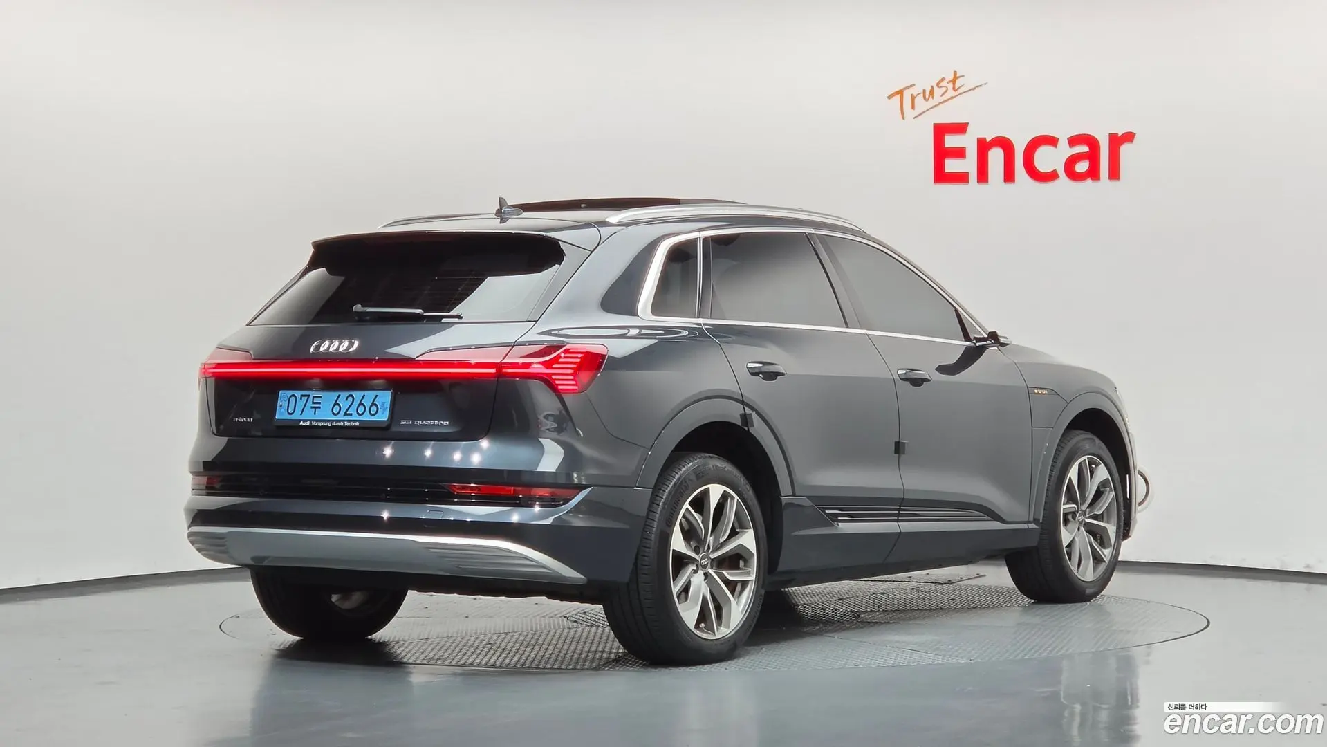 Main__Slider__Photo:e-tron Audi 2020.6-1
