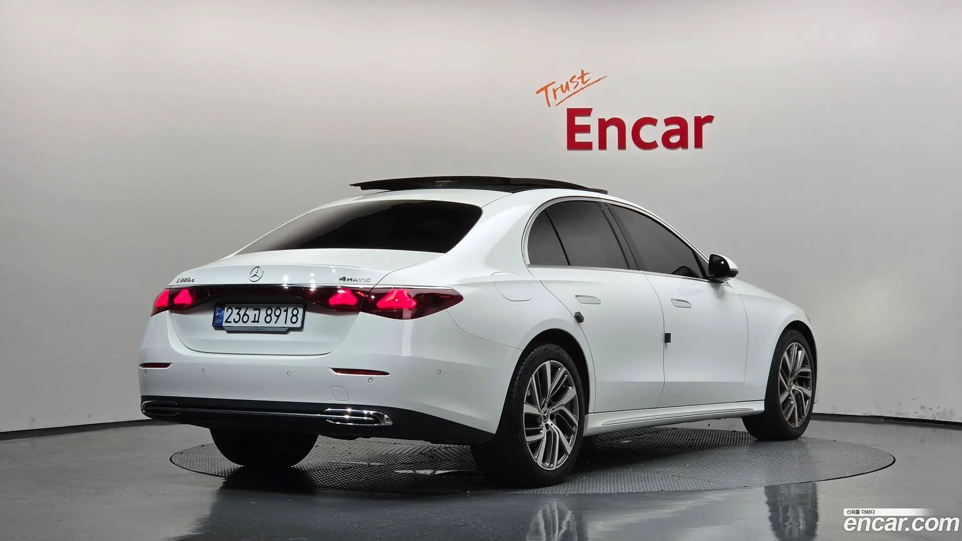 Main__Slider__Photo:E-Class Mercedes-Benz 2024.3-1