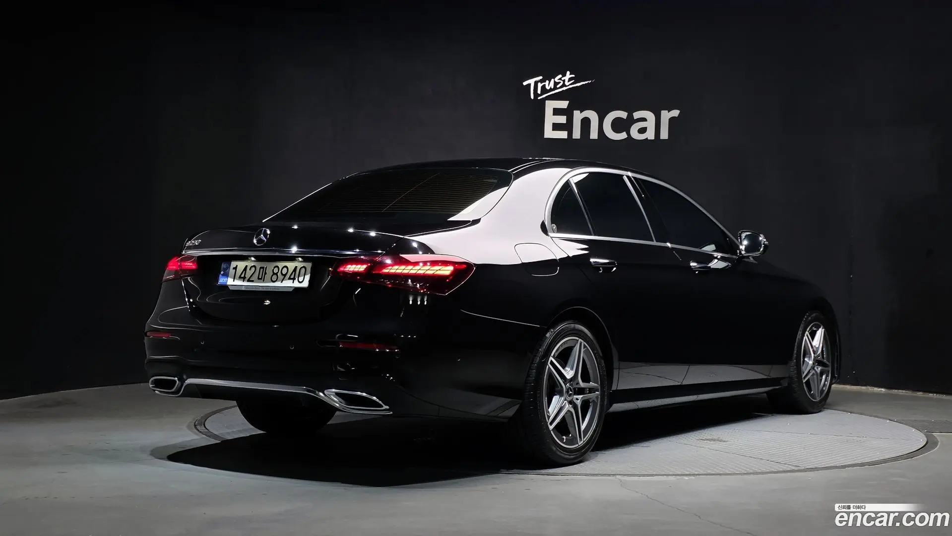 Main__Slider__Photo:E-Class Mercedes-Benz 2022.8-1