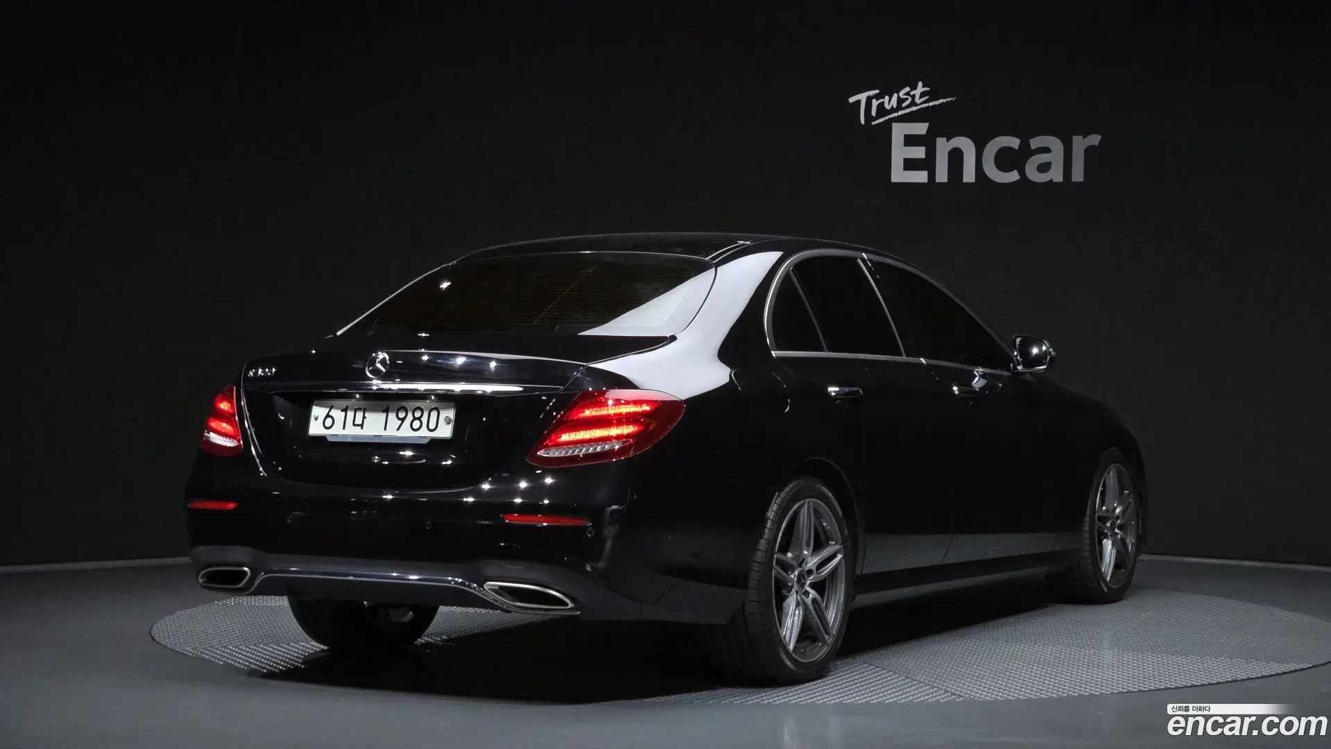Main__Slider__Photo:E-Class Mercedes-Benz 2018.9-1