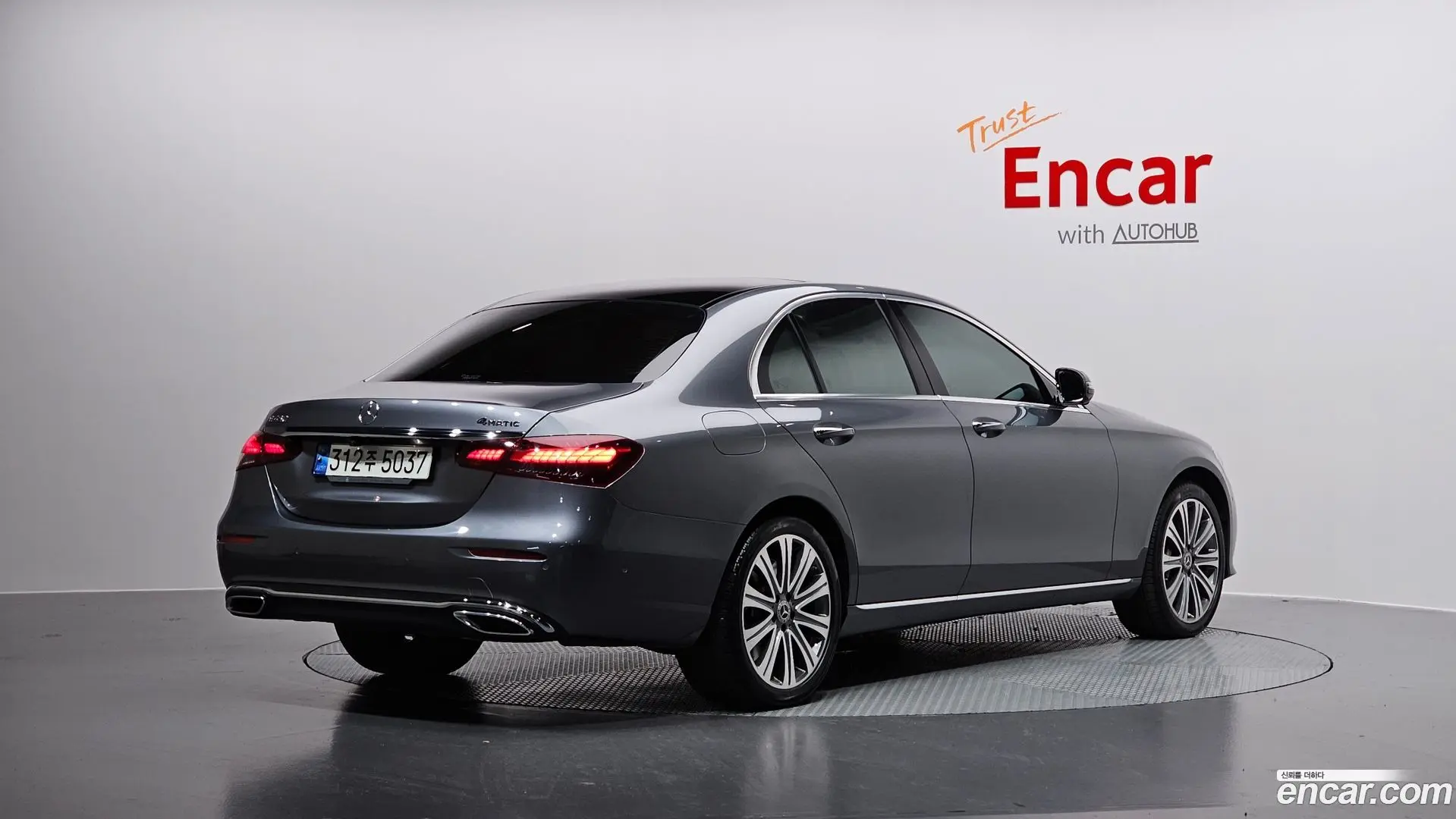 Main__Slider__Photo:E-Class Mercedes-Benz 2021.7-1