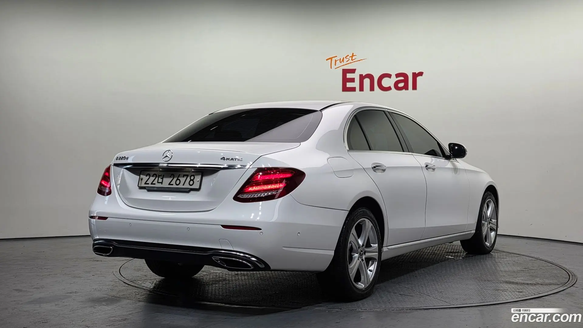 Main__Slider__Photo:E-Class Mercedes-Benz 2017.5-1