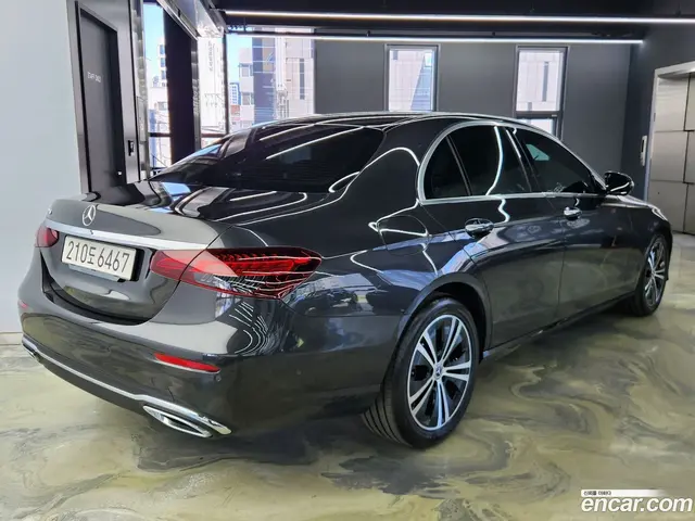 Main__Slider__Photo:E-Class Mercedes-Benz 2021.3-1