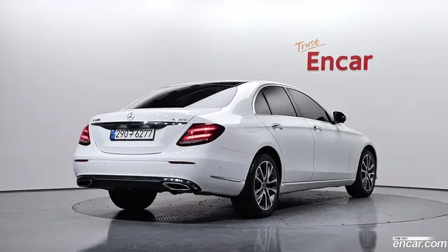 Main__Slider__Photo:E-Class Mercedes-Benz 2017.9-1