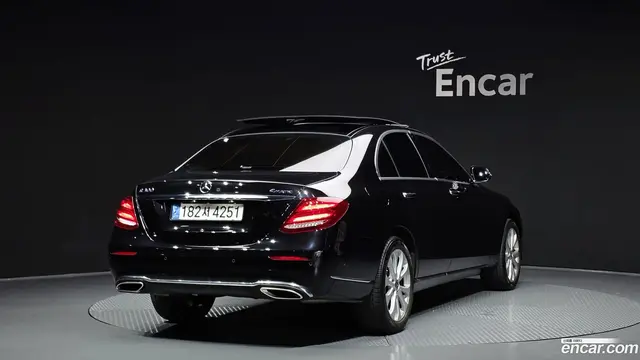 Main__Slider__Photo:E-Class Mercedes-Benz 2019.1-1