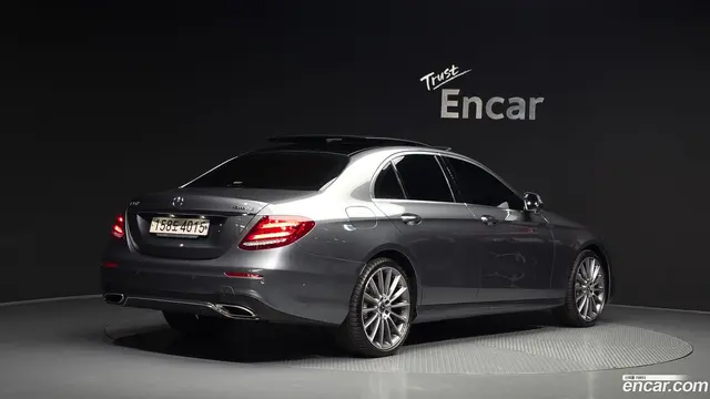 Main__Slider__Photo:E-Class Mercedes-Benz 2019.9-1