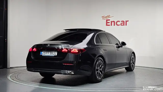 Main__Slider__Photo:E-Class Mercedes-Benz 2025.2-1