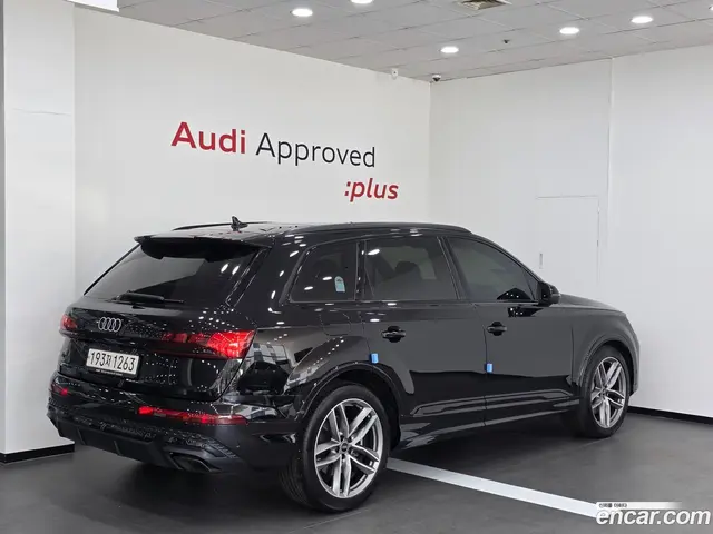 Main__Slider__Photo:Q7 Audi 2025.0-1