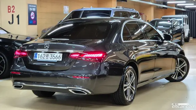 Main__Slider__Photo:E-Class Mercedes-Benz 2023.9-1