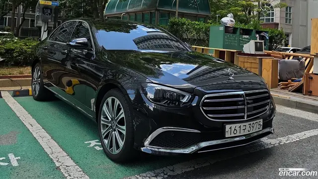Main__Slider__Photo:E-Class Mercedes-Benz 2022.11-1