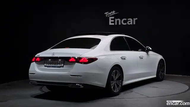 Main__Slider__Photo:E-Class Mercedes-Benz 2024.8-1