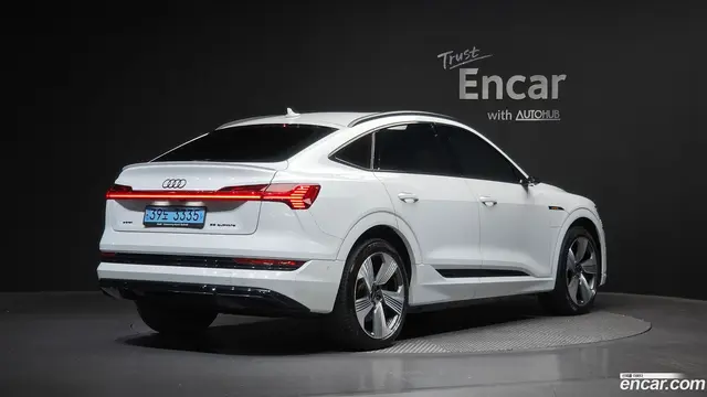 Main__Slider__Photo:e-tron Audi 2021.10-1