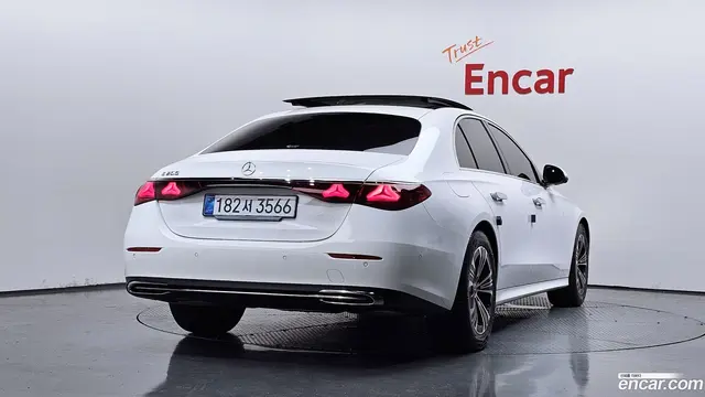 Main__Slider__Photo:E-Class Mercedes-Benz 2025.8-1