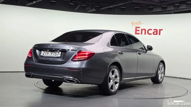 Main__Slider__Photo:E-Class Mercedes-Benz 2017.10-1