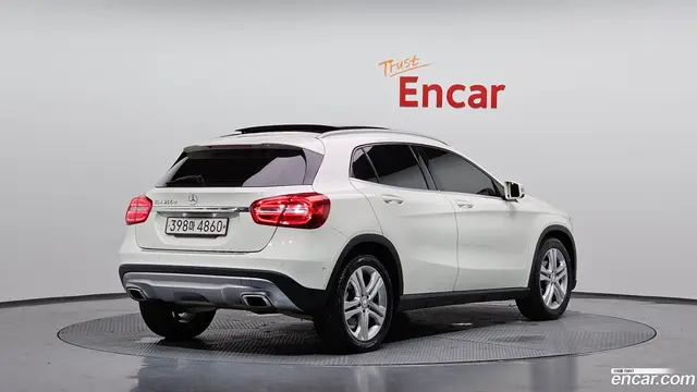 Main__Slider__Photo:GLA-Class Mercedes-Benz 2016.2-1