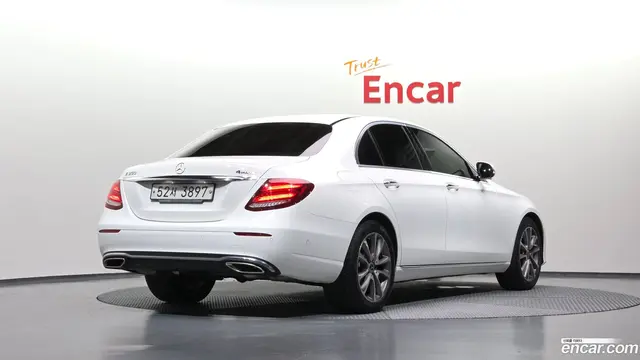 Main__Slider__Photo:E-Class Mercedes-Benz 2019.2-1