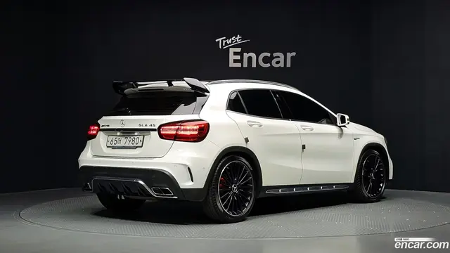 Main__Slider__Photo:GLA-Class Mercedes-Benz 2019.3-1