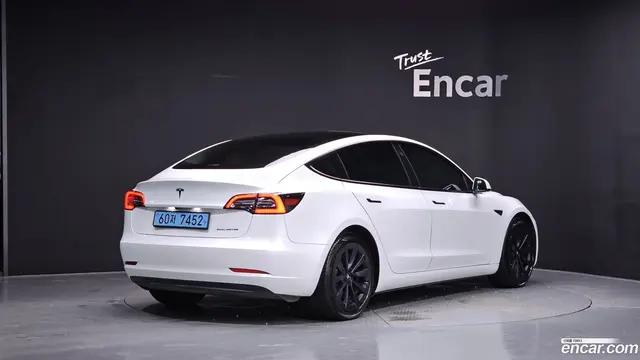 Main__Slider__Photo:Model 3 Tesla 2021.2-1