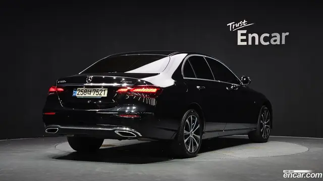 Main__Slider__Photo:E-Class Mercedes-Benz 2021.4-1