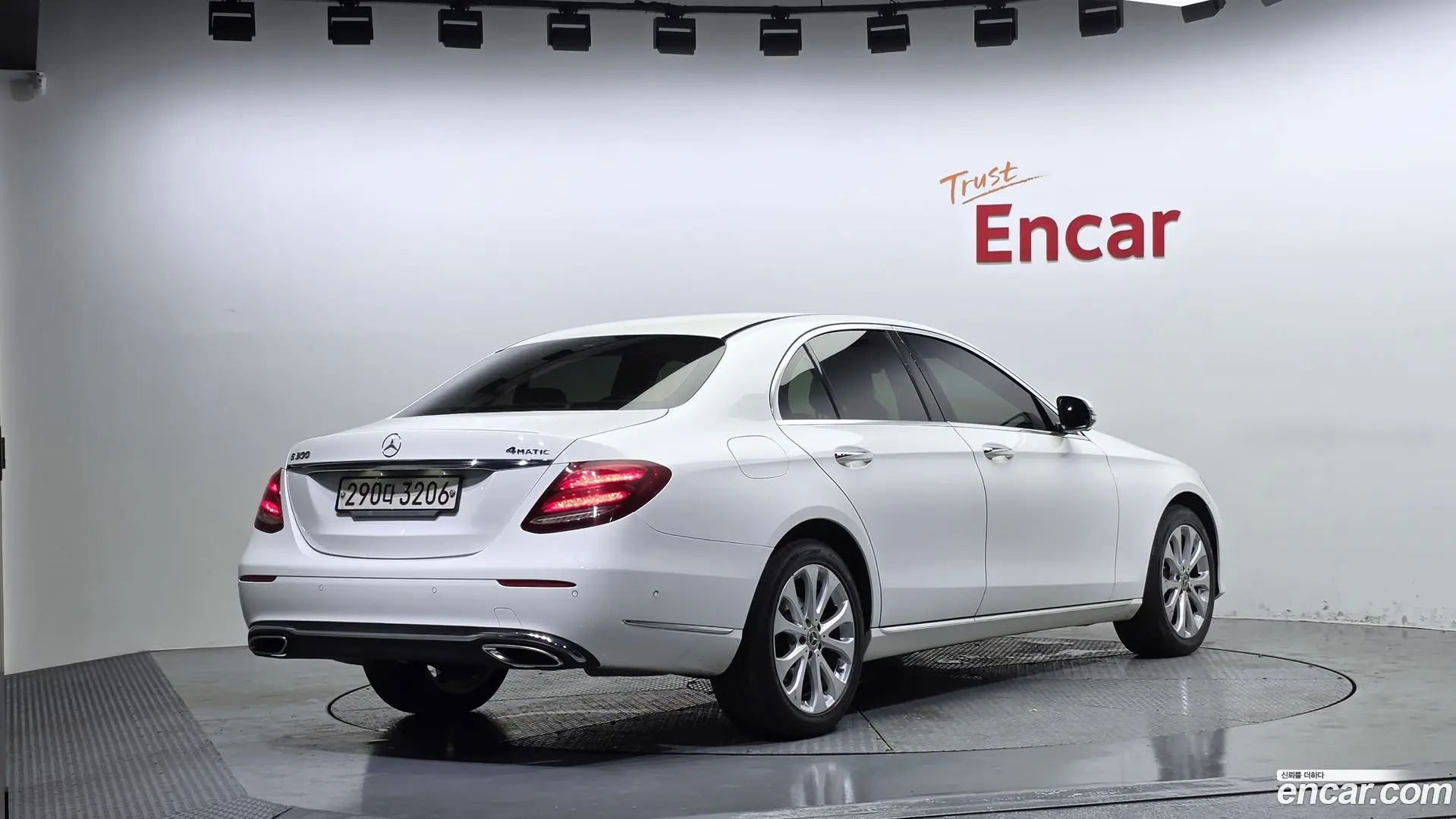 Main__Slider__Photo:E-Class Mercedes-Benz 2020.4-1