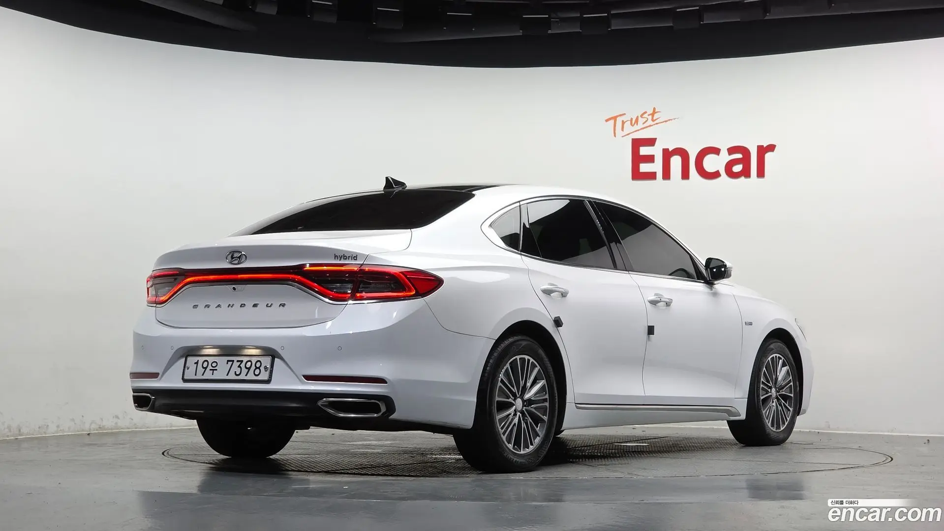 Main__Slider__Photo:Grandeur Hyundai 2018.6-1
