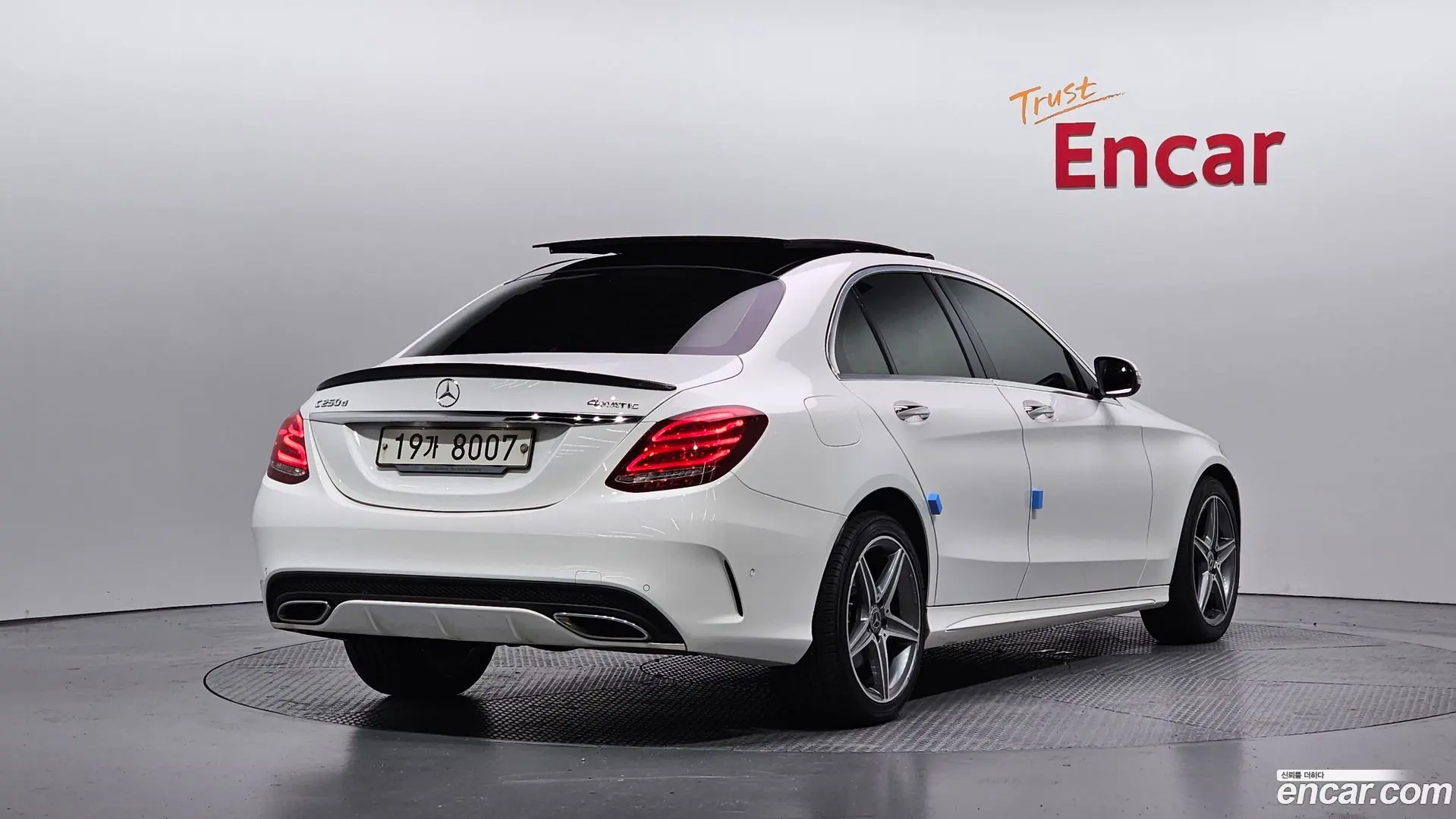 Main__Slider__Photo:C-Class Mercedes-Benz 2018.6-1