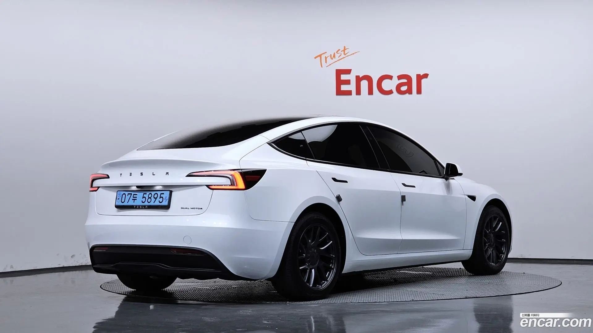 Main__Slider__Photo:Model 3 Tesla 2024.4-1