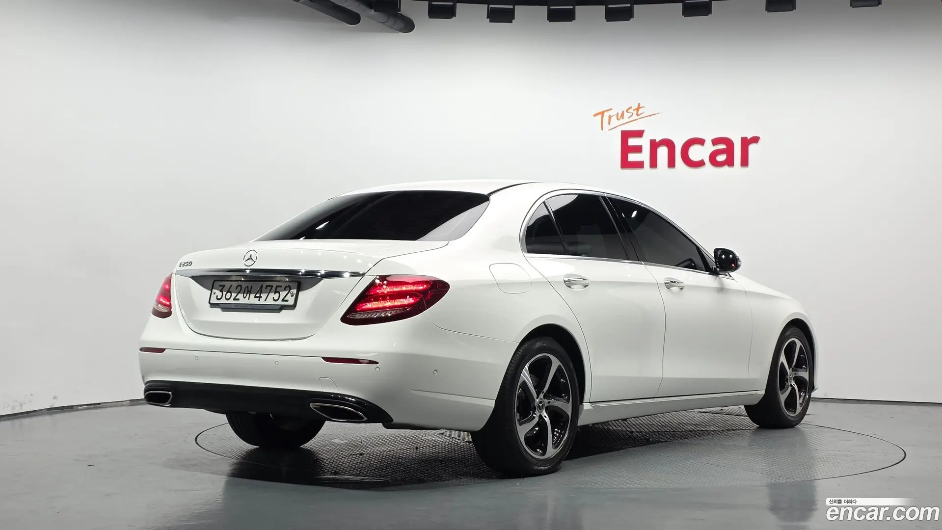 Main__Slider__Photo:E-Class Mercedes-Benz 2019.11-1