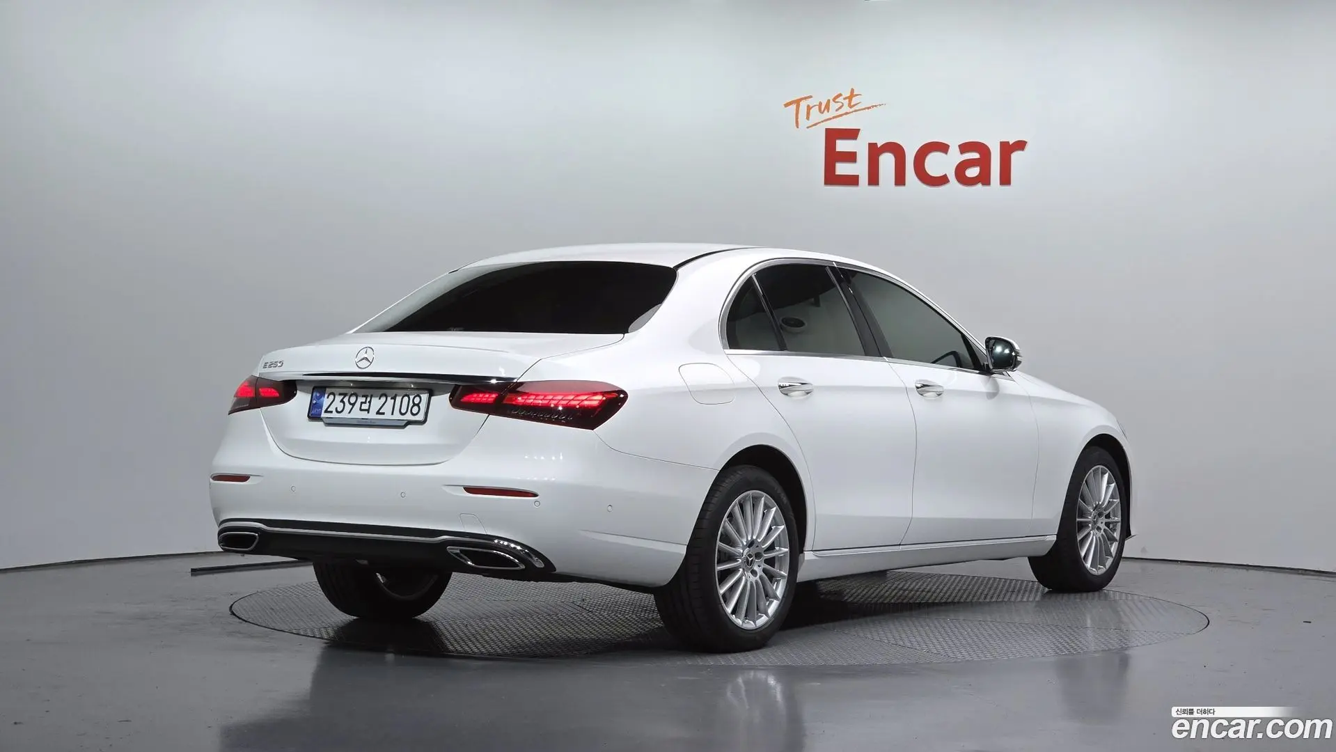 Main__Slider__Photo:E-Class Mercedes-Benz 2023.8-1