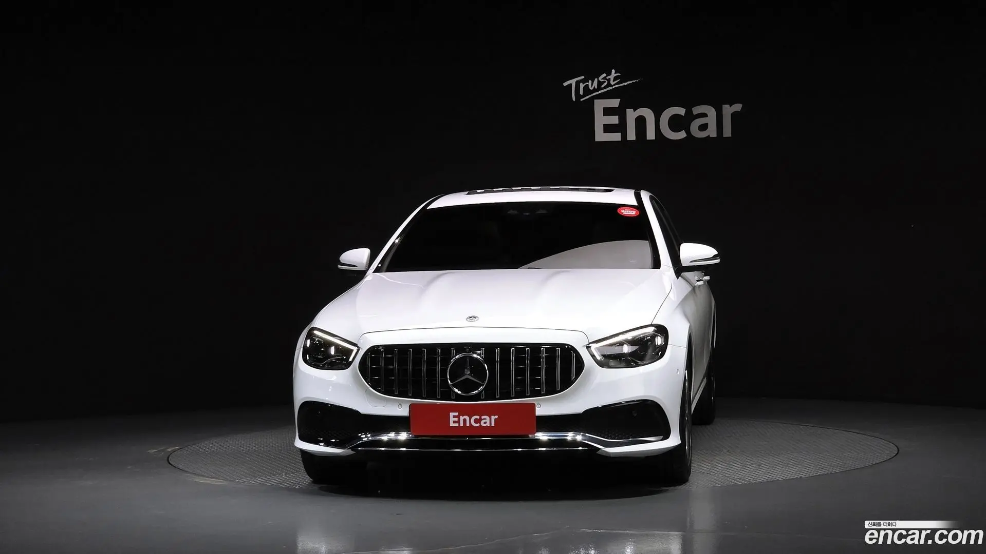Main__Slider__Photo:E-Class Mercedes-Benz 2022.2-1