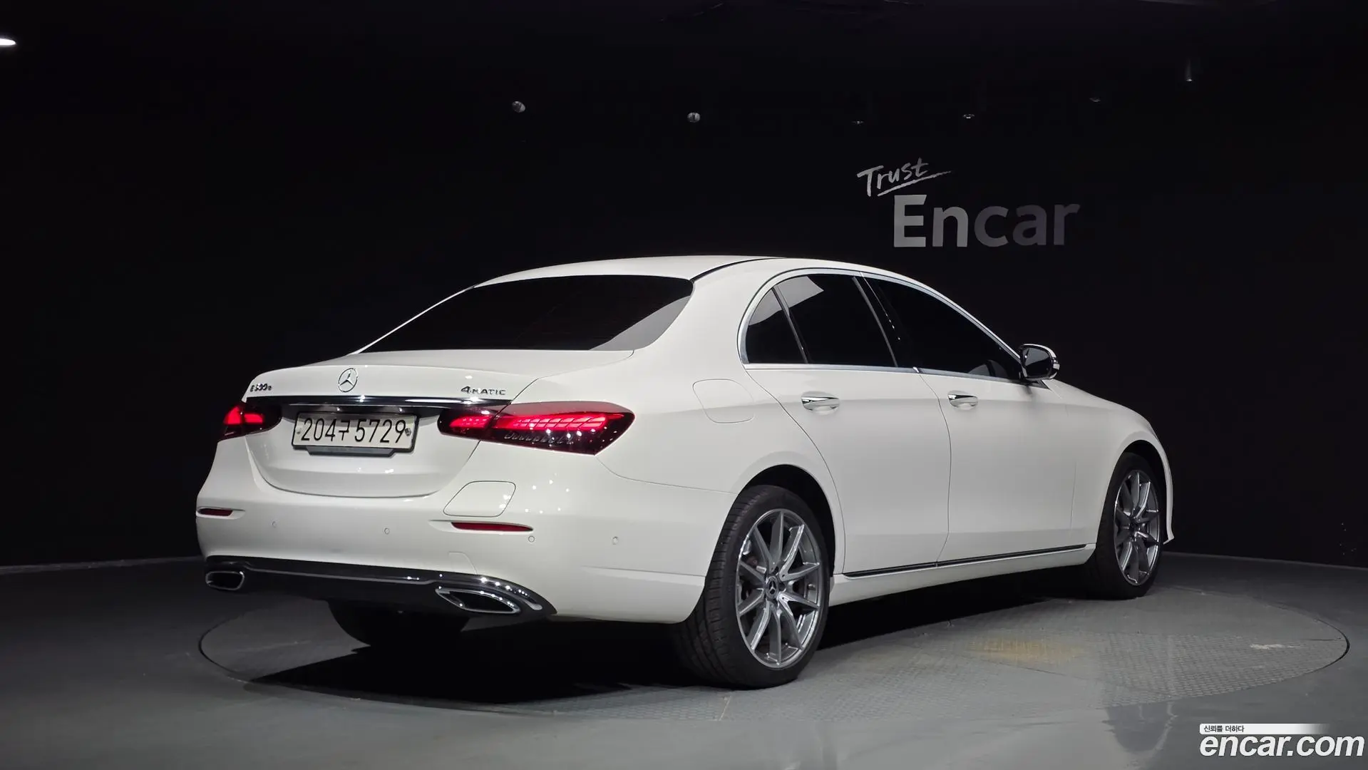 Main__Slider__Photo:E-Class Mercedes-Benz 2022.9-1