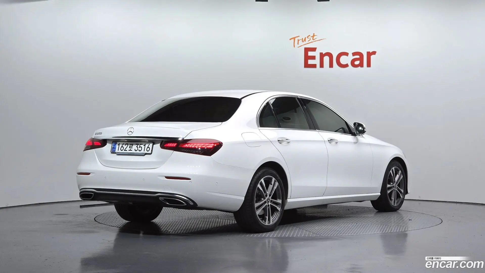 Main__Slider__Photo:E-Class Mercedes-Benz 2023.9-1