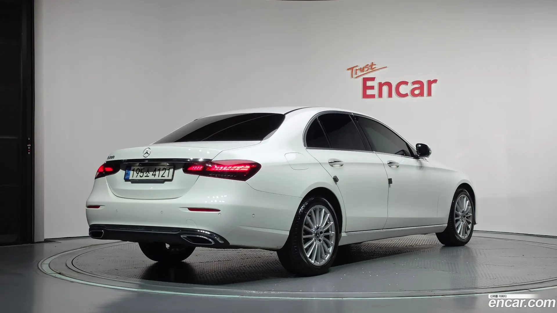 Main__Slider__Photo:E-Class Mercedes-Benz 2022.8-1