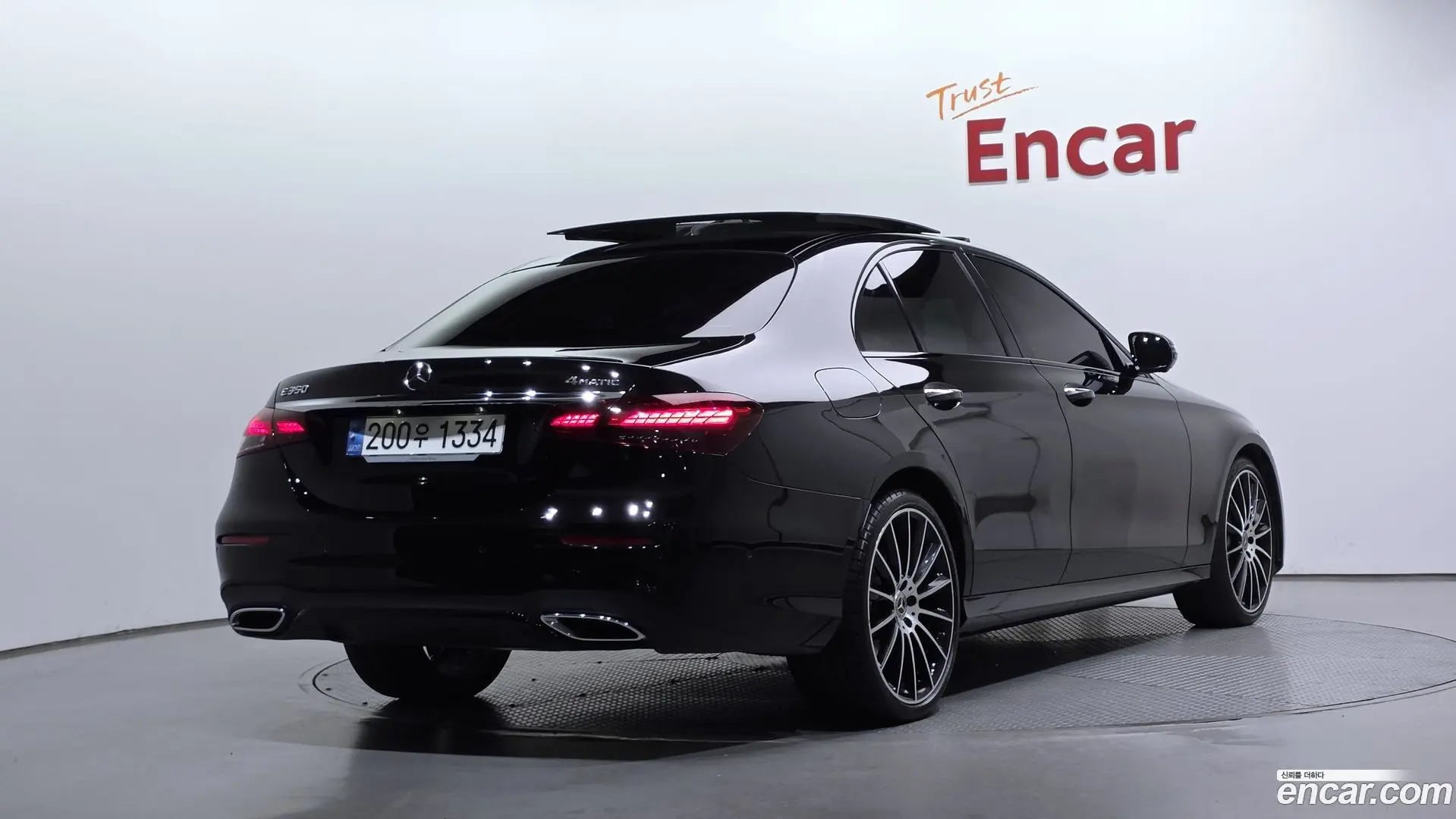 Main__Slider__Photo:E-Class Mercedes-Benz 2023.4-1