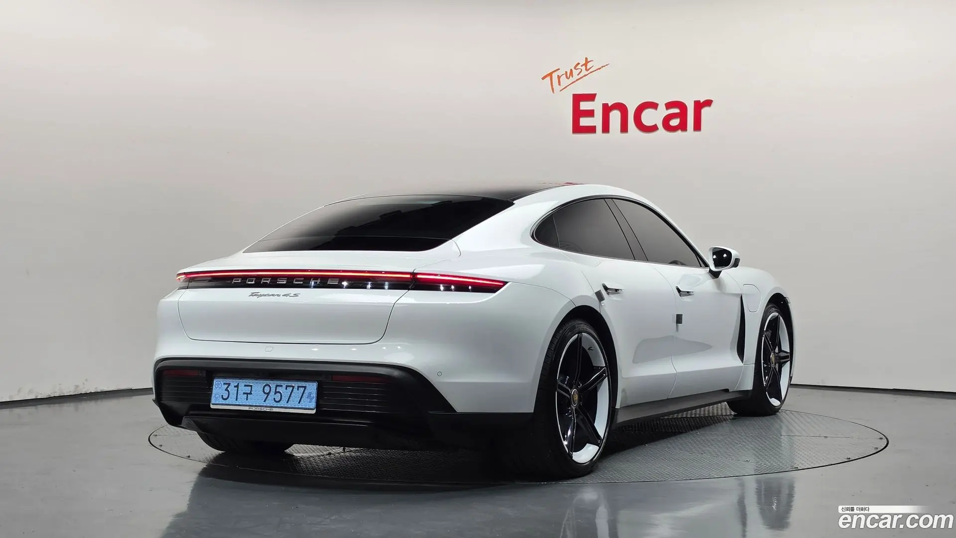 Main__Slider__Photo:Taycan Porsche 2021.3-1