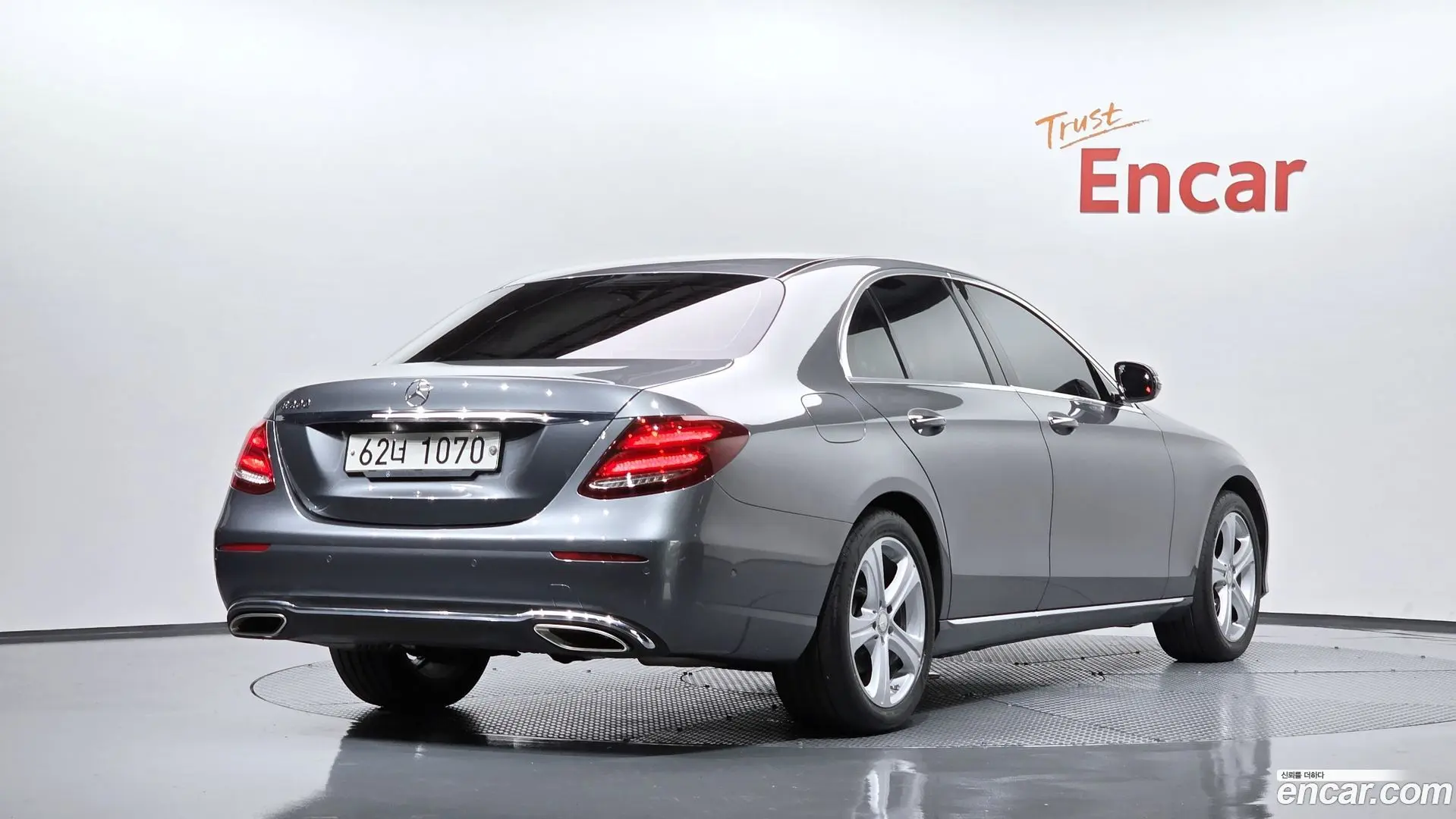Main__Slider__Photo:E-Class Mercedes-Benz 2017.1-1