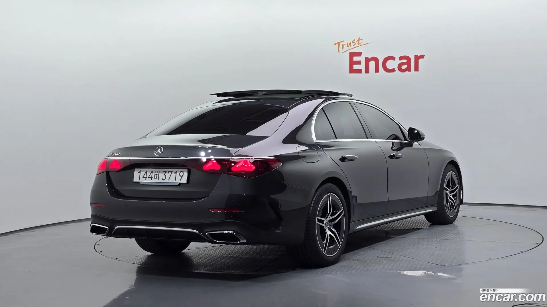 Main__Slider__Photo:E-Class Mercedes-Benz 2025.8-1