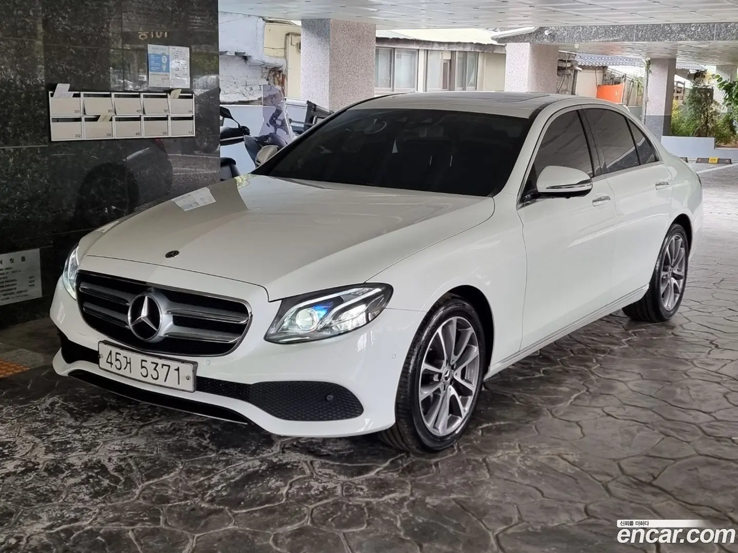 Main__Slider__Photo:E-Class Mercedes-Benz 2019.4-1