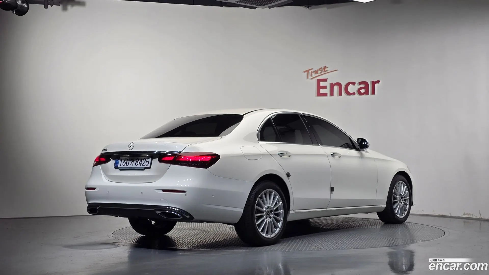 Main__Slider__Photo:E-Class Mercedes-Benz 2023.4-1