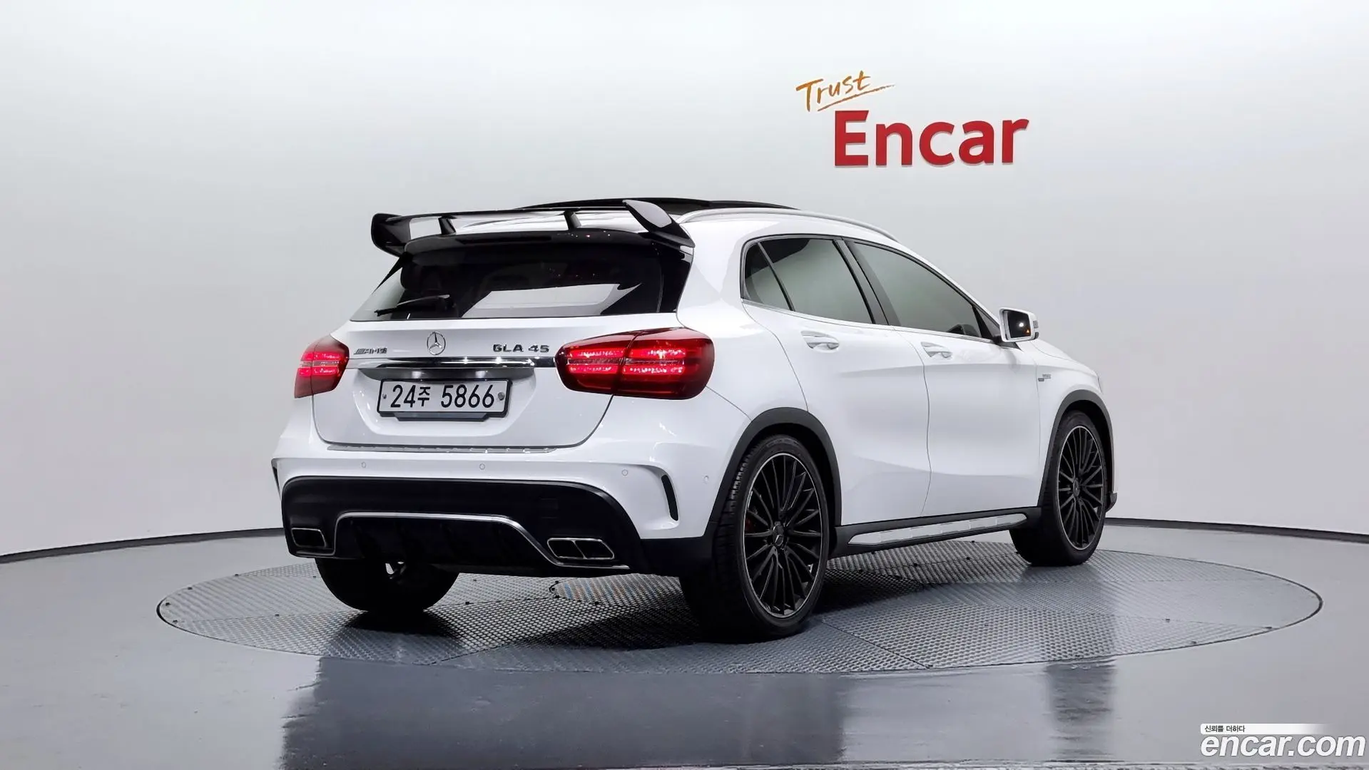 Main__Slider__Photo:GLA-Class Mercedes-Benz 2019.5-1