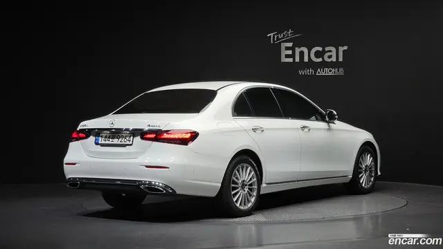 Main__Slider__Photo:E-Class Mercedes-Benz 2022.6-1