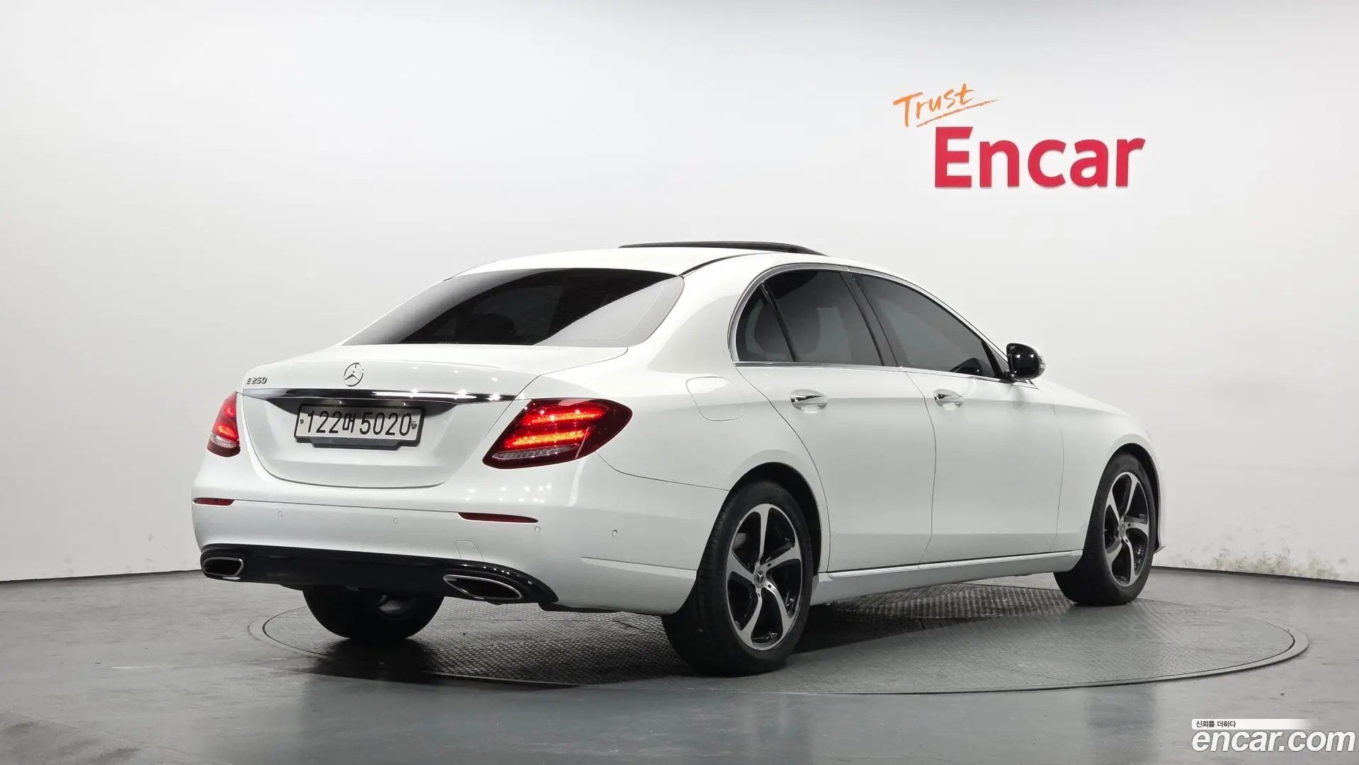 Main__Slider__Photo:E-Class Mercedes-Benz 2020.1-1