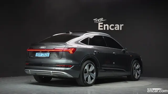 Main__Slider__Photo:e-tron Audi 2021.10-1