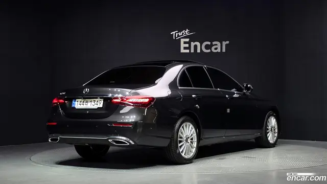 Main__Slider__Photo:E-Class Mercedes-Benz 2023.4-1