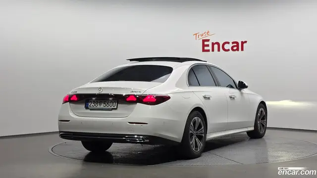 Main__Slider__Photo:E-Class Mercedes-Benz 2025.2-1