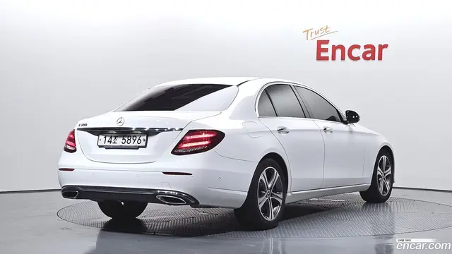 Main__Slider__Photo:E-Class Mercedes-Benz 2018.10-1